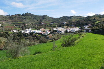 Fototapeta na wymiar Landschaft mit Wiese und Dorf auf Gran Canaria