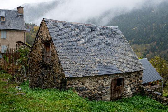 une grange de montagne dans les Pyrénées.