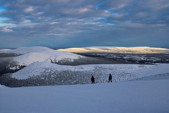 Skiing and snowboarding in the solitude of finish Lapland
