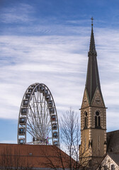 Kirchturm mit Riesenrad