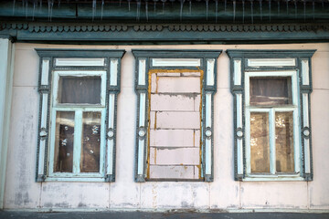 Fototapeta na wymiar The windows of an old house in the historic center of Voronezh, Russia.