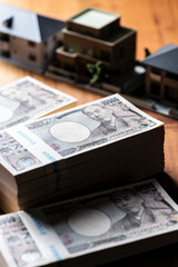 札束（お金）と住宅模型