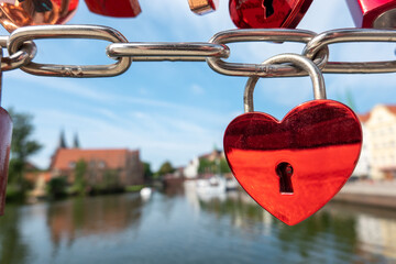 Rotes Herz an einer Kette in Lübeck
