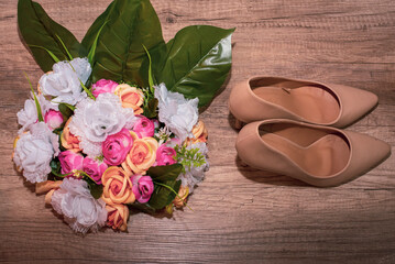 Obraz na płótnie Canvas Brown shoes with bridal bouquet