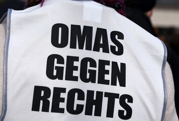 Aufschrift auf einer Demo: "Omas gegen Rechts"