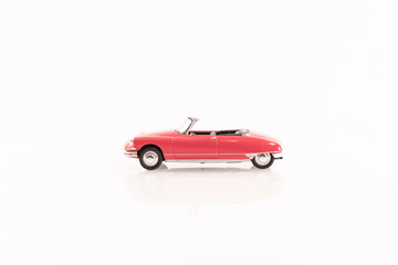 Véhicule miniature de type ancien cabriolet rouge.