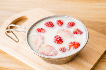 シェラカップで作る牛乳イチゴゼリー