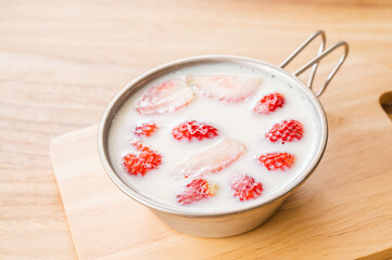 シェラカップで作る牛乳イチゴゼリー