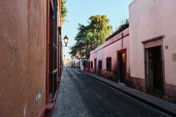 Fototapeta premium Calles coloniales con construcciones coloridas del centro histórico de Querétaro 