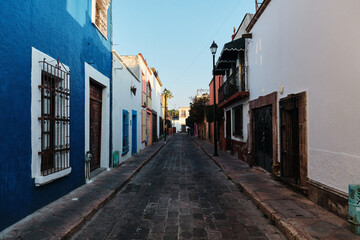 Calles coloniales con construcciones coloridas del centro histórico de Querétaro 