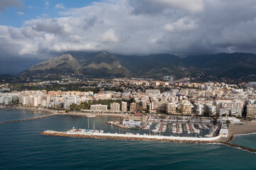 vista aérea del bonito puerto deportivo del municipio de Marbella, España