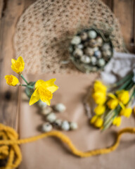 Frühling Dekoration mit Narzissen und Eiern, Ostern dekorieren, Tisch
