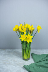 Blumenstrauß mit Narzissen, Frühling Dekoration
