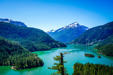 Obraz na płótnie Canvas Diablo Lake - Turquoise Alpine Lake 