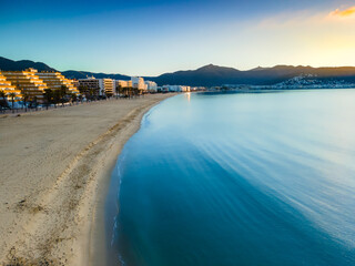Fototapeta premium Beach and the sea sunrise
