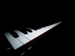 Pianoforte a coda, tastiera bianca illuminata, profilo artistico: foto d'autore
