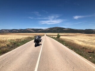 Paisaje con moto