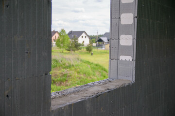 Fototapeta Otwór okienny. Budowa domu na wsi. Plac budowy. obraz