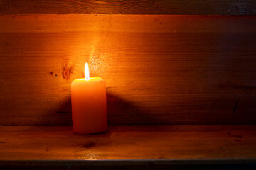 Obraz na płótnie Canvas Burning candles on a wooden background.