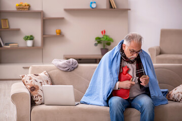 Obraz premium Old man suffering at home
