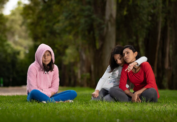 Fototapeta premium familia disfrutando dia de campo jugando en bosque