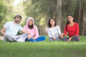 Naklejka premium familia disfrutando dia de campo jugando en bosque