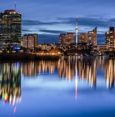 Obraz premium Vienna, Austria: city skyline in the night reflected in the Danube river
