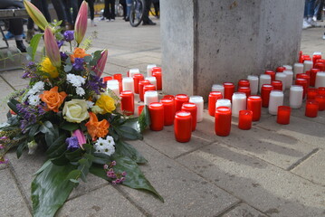 Kerzen und Blumen zum Gedenken an die Opfer des rassistischen Anschlags von Hanau