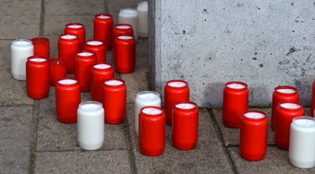 Kerzen zum Gedenken an die Opfer des rassistischen Anschlags von Hanau