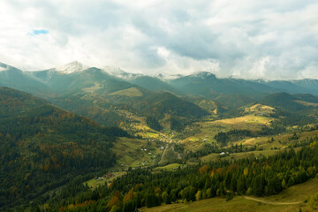 Naklejka premium Aerial view of beautiful mountain forest on autumn day