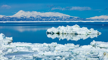 冬の北海道　知床連山と流氷　絶景 © Yuuki Kobayashi