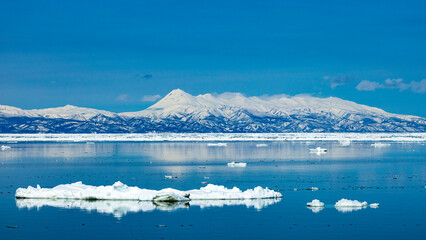 流氷と知床連山　冬の絶景 © Yuuki Kobayashi