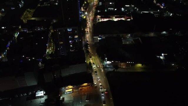 Autos en la noche y desde el cielo, vida nocturna en la ciudad