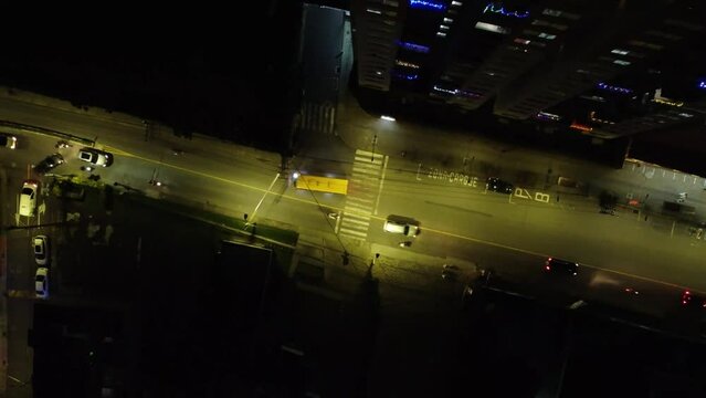 Autos en la noche y desde el cielo