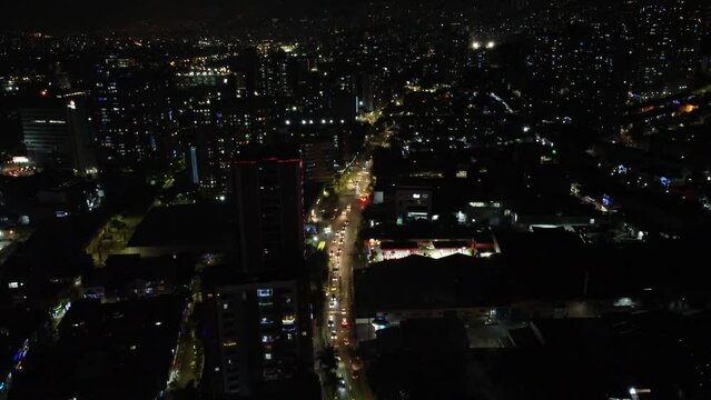 Autopista en la noche y desde el cielo, gran afluencia de autos