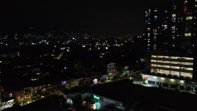 M&aacute;gica noche brillante. Edificios y rascacielos