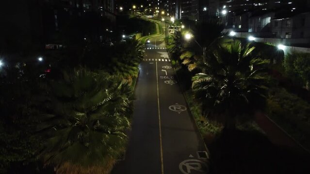 Hermoso camino a casa nocturno