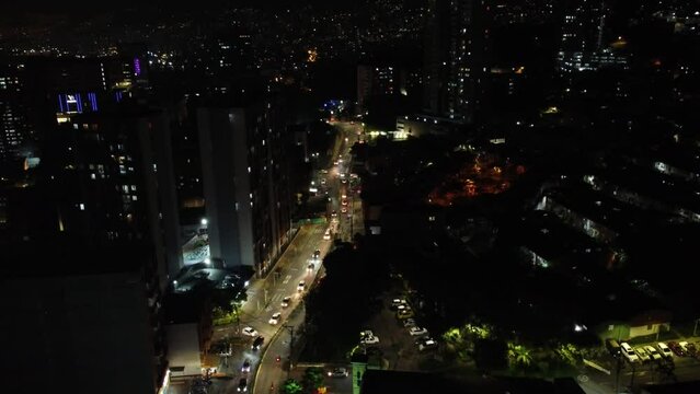 Gran carretera en la noche, a lo lejos veh&iacute;culos con sus luces encendidas