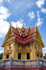 Naklejka premium Buddhist pagoda buildings and blue sky background in Wat Khoa Noi Temple. Thailand
