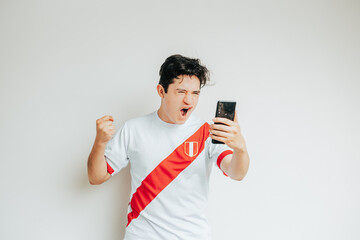 Celebración de un fan Peruano viendo su celular - obrazy, fototapety, plakaty