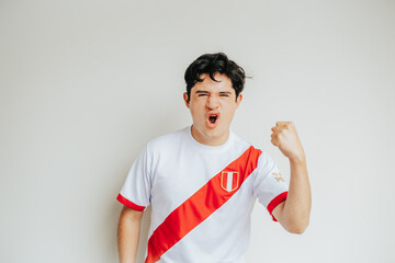 Celebración de un fan peruano con mucha emoción - obrazy, fototapety, plakaty
