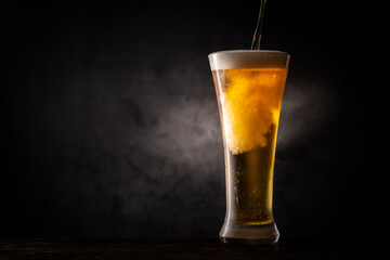 レストランでビールを飲む