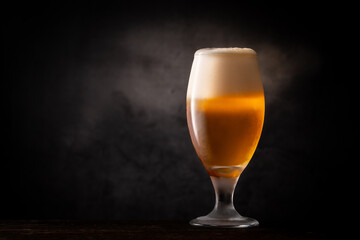 レストランでビールを飲む
