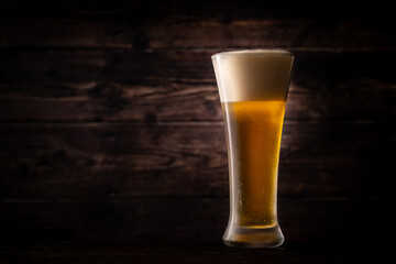 レストランでビールを飲む