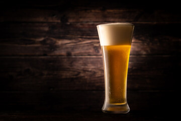 レストランでビールを飲む