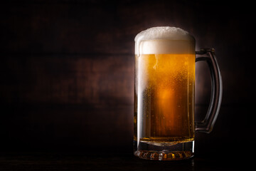 レストランでビールを飲む