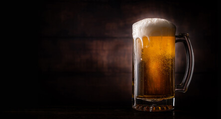 レストランでビールを飲む