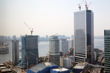 タワーマンションからビル建築現場を見る