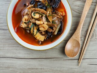 아시아 음식 중국스타일의 매운 해물 채소 국수, 짬뽕