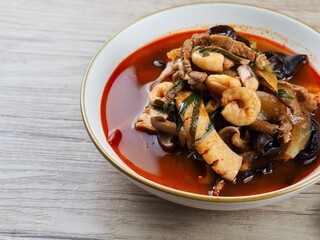 아시아 음식 중국스타일의 매운 해물 채소 국수, 짬뽕